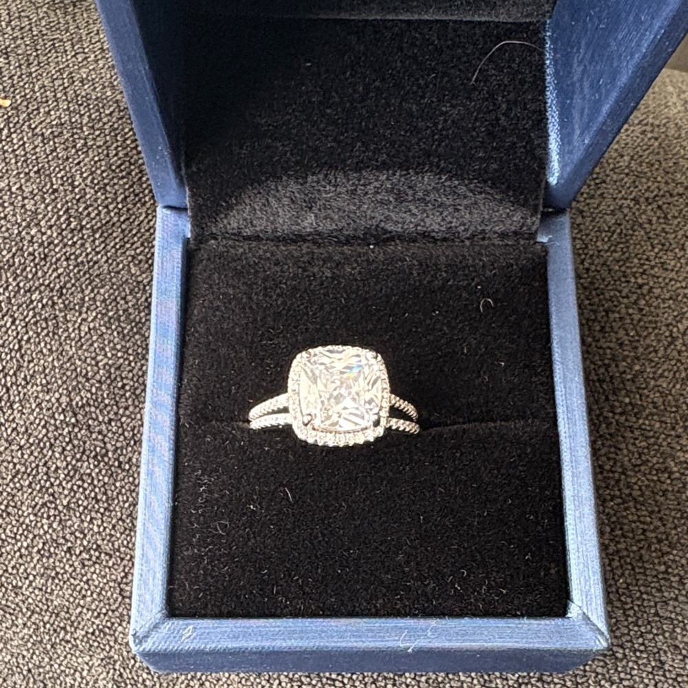 Stunning Silver Ring with Clear Stone